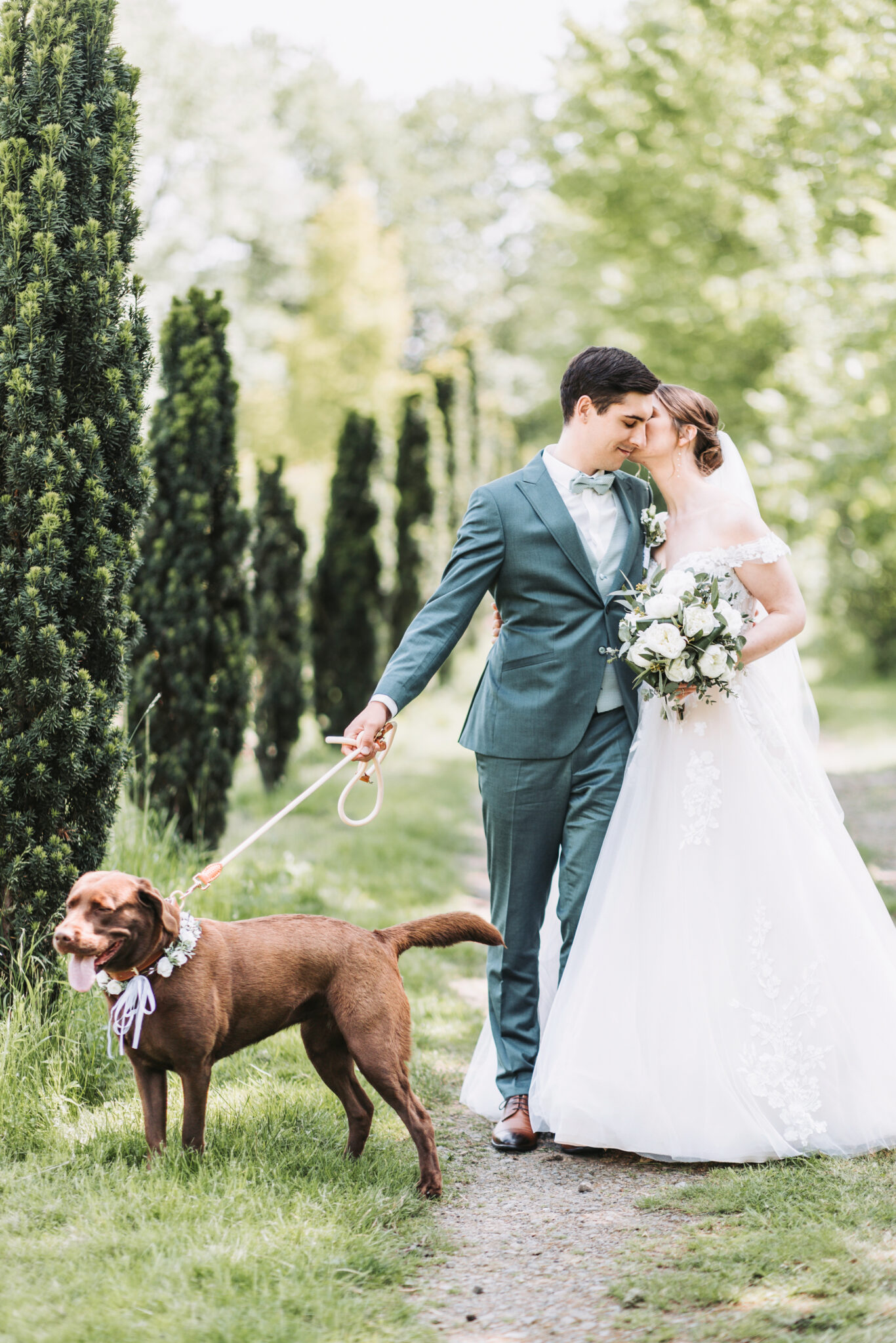 Hund_Brautpaar_Brautpaarshooting_Hochzeitsfotos_Wedding_Hochzeitsplanerin