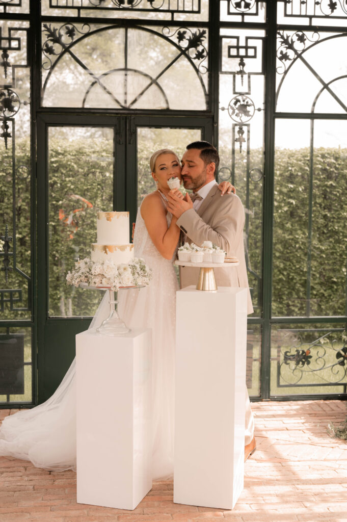 Tortenanschnit, Schloss von Hammerstein, Jenny Blickfang Fotografie, Hochzeitstag