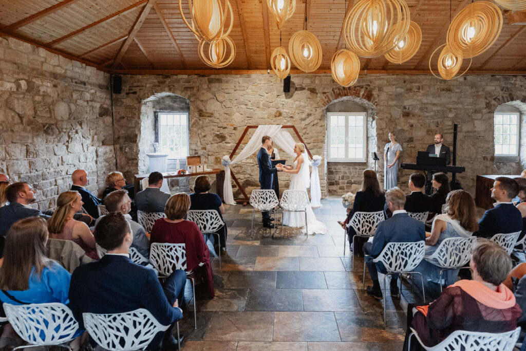 Hochzeitslocation Schaumburg, Schloss von Hammerstein, Gartensaal Freie Trauung indoor, Partyraum, Musiker Hochzeit Funke Fotografie