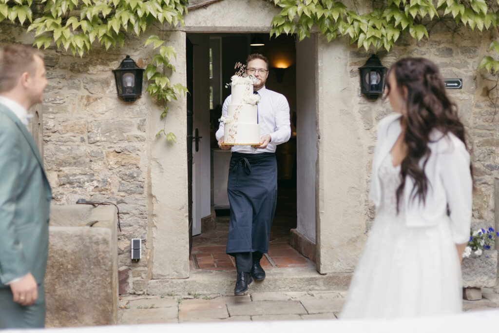 Profi Catering , Tortenanschnitt, Wasserschloss Hülsede, Fotograf Hochzeitshelden, Catering Rathausterasse Garbsen, Wedding Day Managerin Janina Hochzeiten