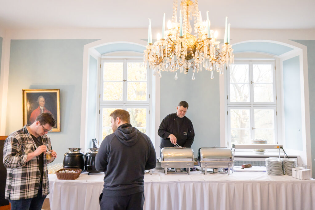 Fotograf Hochzeitshelden, Rathausterasse Garbsen Catering Profi für Hochzeiten, Hochzeitsessen, Schlosshochzeit, Buffet auf Hochzeiten