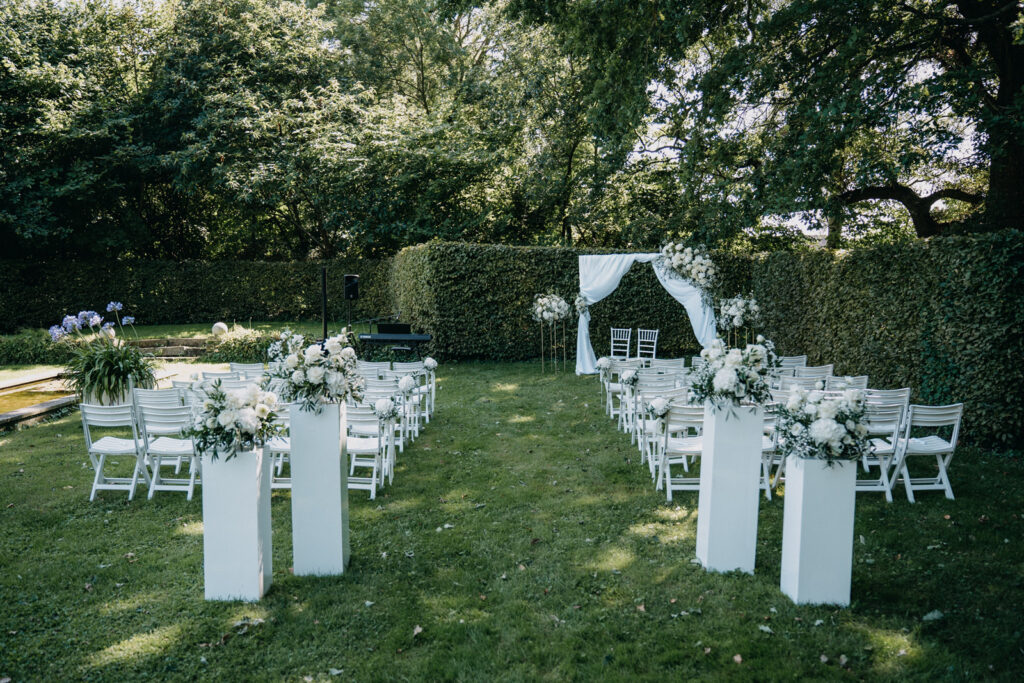 rechts von den Wasserkaskaden, Steinsäulen, Dekoverleih, Traubogen, Hochzeitsplanung, Schlosshochzeit, hochwertige Hochzeit, Schloss von Hammerstiin, creative lovestory Fotografen