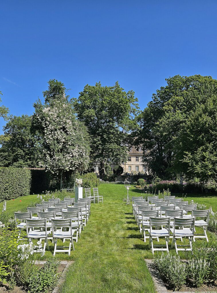 Beet Blumenmeer Schloss von Hammerstein, Freie Trauung, Brautpaarshooting, Hochzeitslocation Schlossgarten, Schlosshochzeit