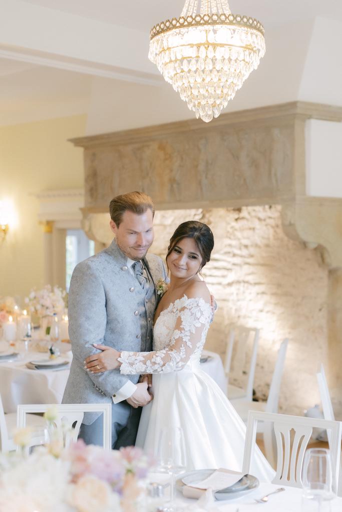 Anja Schneemann, Hochzeitslocation Schlosshochzeit, Schloss von Hammerstein, Brautpaarshooting, Dinnersaal, Rittersaaal, Kronleuchter